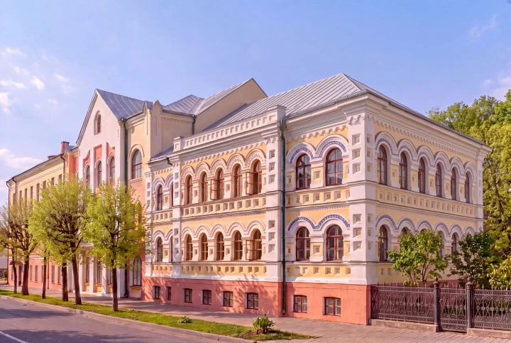 Здание 3-х этажное, общ.пл. 2845,9 кв.м, земельный участок, общ.пл. 2074 кв.м: Ярославская область, г. Ростов, ул. Покровская (бывш. Ленинская), д. 40
